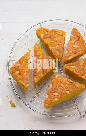 Sfouf (gâteau de semoule avec le curcuma et les pignons de pin, Liban) Banque D'Images