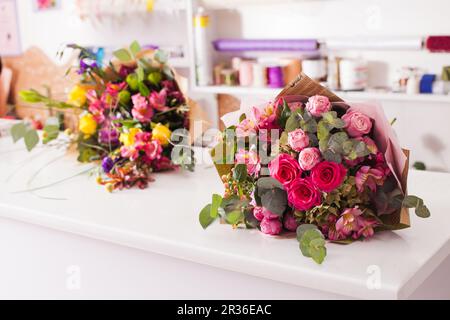 Bouquets fini sur la table Banque D'Images