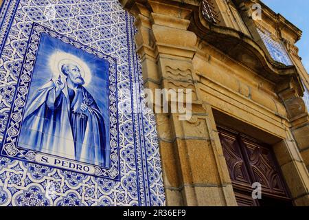 Azulejos y imagen de San Pedro, iglesia de San Pedro, iglesia maire de Gouveia, siglo XVII, Gouveia,Serra Da Estrela, Beira Alta, Portugal, europe. Banque D'Images