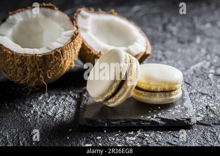 Macarons de noix de coco sur une pierre noire Banque D'Images