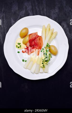 Asperges au jambon, pommes de terre neuves et sauce hollandaise Banque D'Images