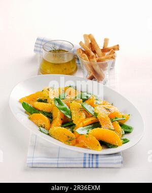 Salade de tartines à l'orange et à la mange avec bâtonnets de pain Banque D'Images