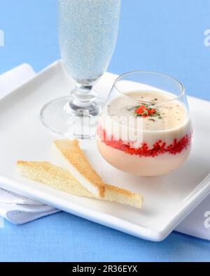 Mousse épicée au caviar rouge servie avec du Prosecco Banque D'Images