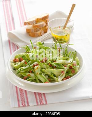 Salade de chicorée avec bacon Banque D'Images
