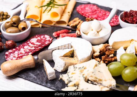 Plaque de fromage et de salami Banque D'Images