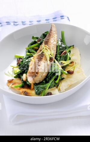 Sgombro con spinaci e carasau volet (maquereau aux épinards sur une tranche de pain, Italie) Banque D'Images