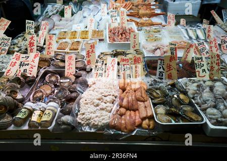 Mollusques et crustacés au marché Nishiki à Kyoto, au Japon Banque D'Images