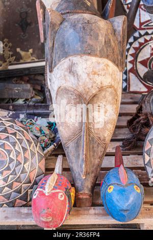 Masques sub-sahariens dans le souk, Essaouira, maroc, afrique. Banque D'Images