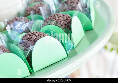 Truffes au chocolat sur un présentoir à gâteaux blanc Banque D'Images