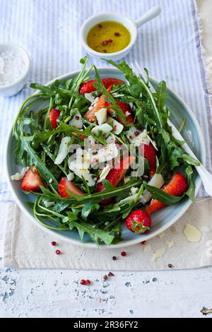 Salade de roquette avec fraises et parmesan Banque D'Images