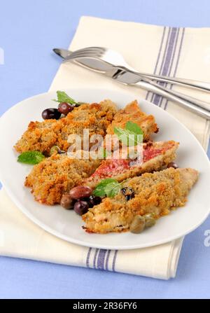Mulet rouge frite avec olives et menthe poivrée Banque D'Images