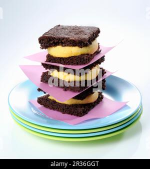 Une pile de sandwiches brownie à la crème de mangue Banque D'Images