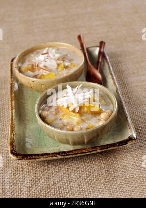 Pudding de sagou avec les bananes et noix de coco Banque D'Images