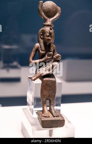 Statuette de la déesse Isis avec son fils Horus, bronze, époque tardive, Egypte, collection du British Museum. Banque D'Images