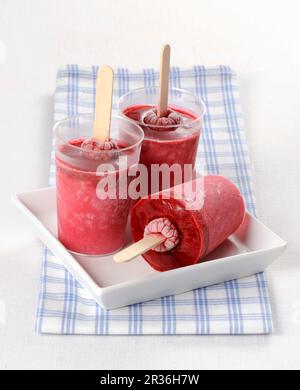 Des bâtonnets de glace à la framboise Banque D'Images