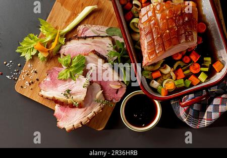 Croustillant de rôti de porc à la sauce balsamique et légumes colorés (vu du dessus) Banque D'Images