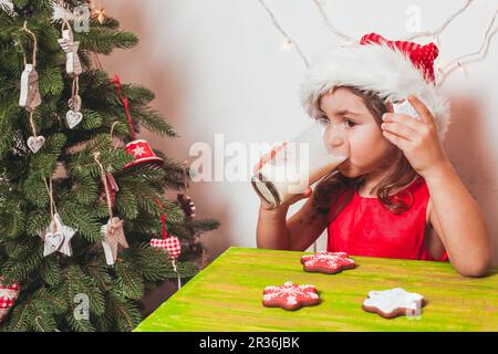 Deux jeunes filles près de l'arbre de Noël Banque D'Images