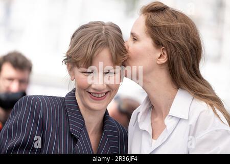 Cannes, France. 23rd mai 2023. La Directrice Justine Triet et Sandra Huller assistent à la séance photo Anomie d'une chute au Festival annuel de Cannes 76th au Palais des Festivals sur 22 mai 2023 à Cannes, en France. Photo de David Niviere/ABACAPRESS.COM crédit: Abaca Press/Alay Live News Banque D'Images