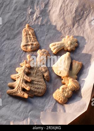 Spekulatius (biscuits à croûte courte allemands de Noël) sur du papier à pâtisserie Banque D'Images