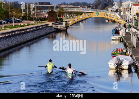 Piraguistas, Puente de Carcavelos dos ,mediados del siglo XX, point de uníón entre la salinas y los antiguos almacenes de sal , canal de San Roque, Aveiro, Beira Litoral, Portugal, Europa. Banque D'Images