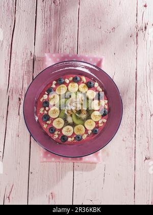 Saladier à smoothie framboise, fruit dragon et banane Banque D'Images