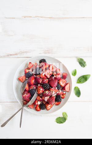 Salade de fruits à la menthe, le basilic et le fromage feta Banque D'Images