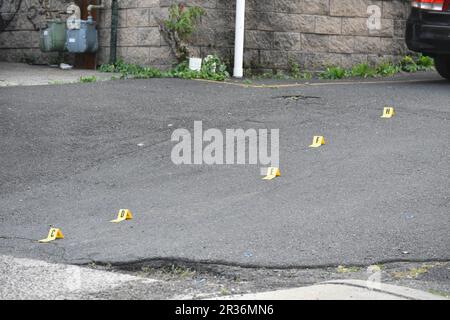 Paterson, États-Unis. 22nd mai 2023. Plusieurs marqueurs de preuves sur la scène du crime marquant des fragments de balles., deux personnes ont été abattées à Paterson, New Jersey, près de West Broadway, vers 6 h 30 lundi soir. Une personne est arrivée à l'hôpital par véhicule privé et une autre personne a été transportée à l'hôpital par EMS. Enquête sur la scène du crime de concert avec la police de Paterson, plusieurs marqueurs ont été placés sur la scène du crime. Crédit : SOPA Images Limited/Alamy Live News Banque D'Images