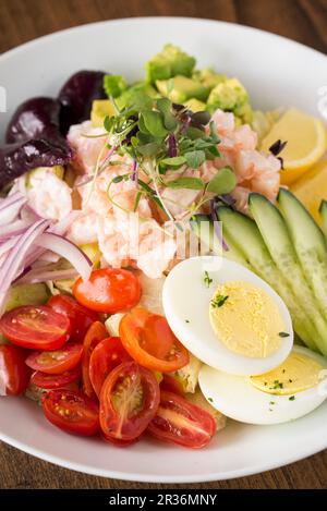 Une salade de légumes aux crevettes et oeufs durs Banque D'Images