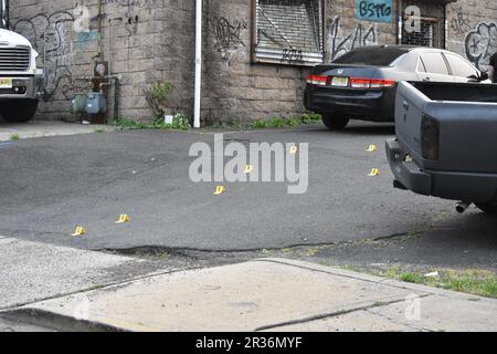 Paterson, États-Unis. 22nd mai 2023. Plusieurs marqueurs de preuves sur la scène du crime marquant des fragments de balles., deux personnes ont été abattées à Paterson, New Jersey, près de West Broadway, vers 6 h 30 lundi soir. Une personne est arrivée à l'hôpital par véhicule privé et une autre personne a été transportée à l'hôpital par EMS. Enquête sur la scène du crime de concert avec la police de Paterson, plusieurs marqueurs ont été placés sur la scène du crime. Crédit : SOPA Images Limited/Alamy Live News Banque D'Images