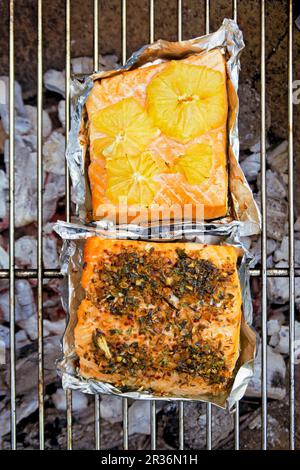 Filets de saumon sur le barbecue Banque D'Images