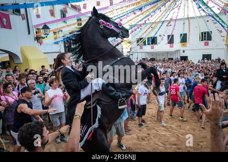 Jaleo, danse traditionnelle avec les chevaux, à l'origine du 14th siècle, festivals de Sant Bartomeu, Ferreries, Menorca, iles baléares, Espagne. Banque D'Images