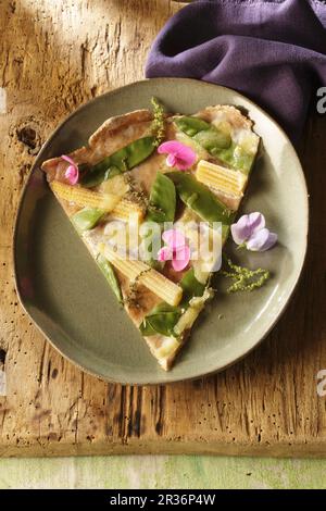 Tarte flambėe avec mangetout et mini maïs sucré Banque D'Images