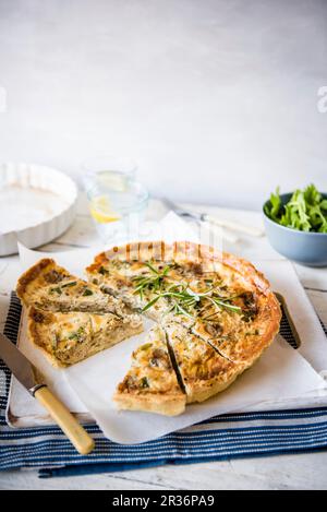 Quiche à l'oignon et au fromage bleu carmélisés au romarin, tranché avec une tranche retirée Banque D'Images