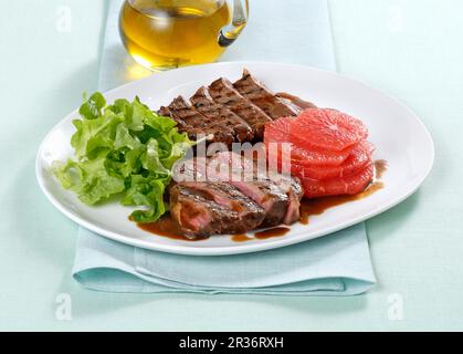 Entrecôte grillée avec du pamplemousse Banque D'Images