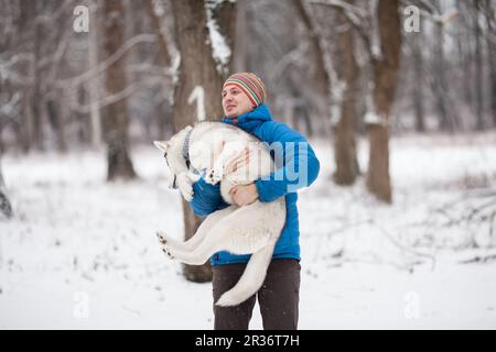 Homme tenant un chiot Banque D'Images