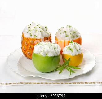 Assortiment de sorbets aux fruits servis dans des fruits Banque D'Images