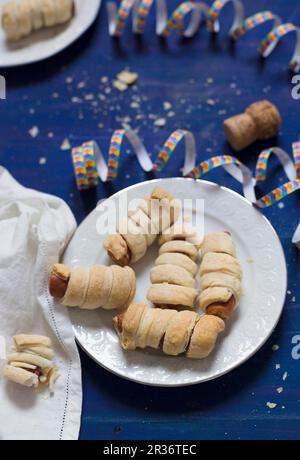 Saucisses enrobées de pâte feuilletée pour la Saint-Sylvestre Banque D'Images