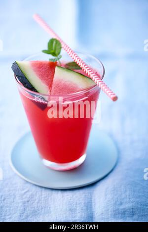 Une boisson de pastèque dans un verre avec une paille Banque D'Images