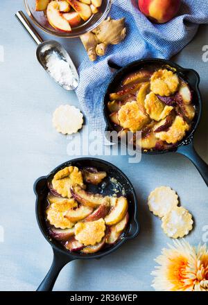 Cobbler à la pêche en petites haches avec biscuits sablés au gingembre et au cardamon Banque D'Images