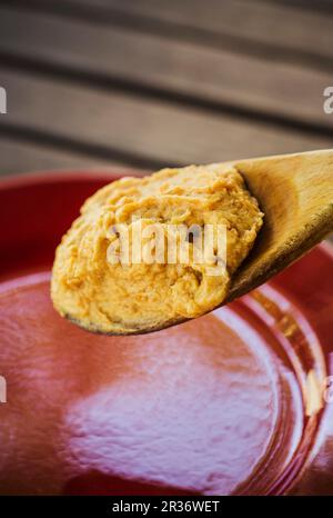 Beurre de miso japonais sur une cuillère en bois Banque D'Images