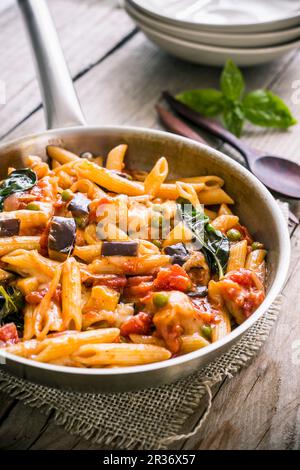 Penne au fromage, aubergine et tomates Banque D'Images