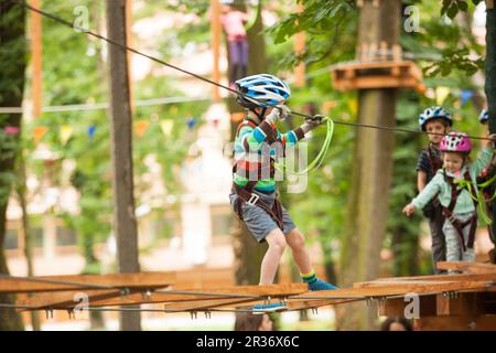 Dans une aire de jeux pour enfants Banque D'Images