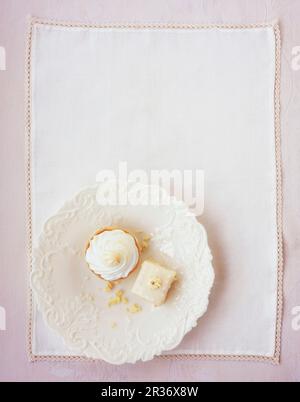 Un cupcakes avec une garniture meringue et un gâteau de riz soufflé Banque D'Images