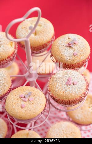 Cupcakes décorés avec coeurs de sucre dans un stand cupcake Banque D'Images