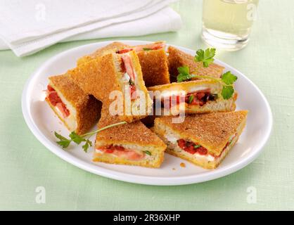 Sandwichs frits remplis de tomates rôties Banque D'Images