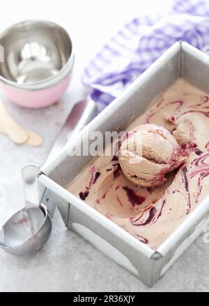 Un bac à crème glacée avec du chocolat au lait et de la crème glacée à la mûre Banque D'Images