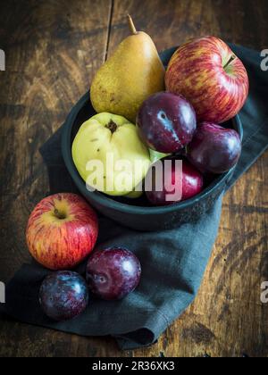 Fruits d'automne dans un bol Banque D'Images