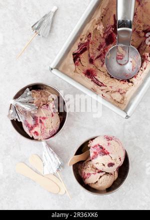 Chocolat au lait et glace ondulée à la mûre Banque D'Images