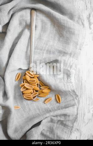 Pâtes Gnocchetti à pois jaunes avec une cuillère sur un chiffon Banque D'Images