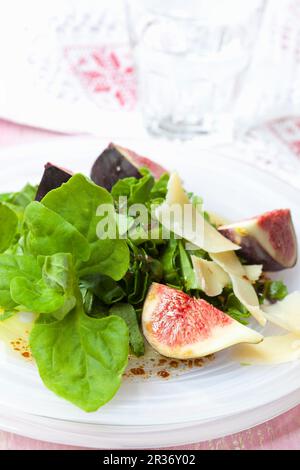 Épinards de Nouvelle-Zélande avec figues et vinaigre balsamique Banque D'Images